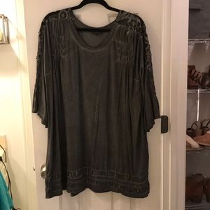 Grey tunic w lace detail